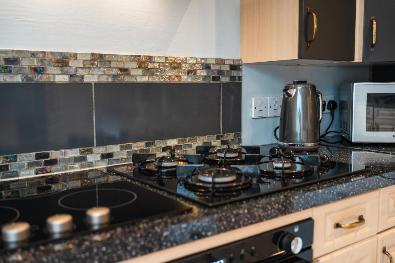 Beautiful Town House With Private Garden And Patio Villa Canford Magna ภายนอก รูปภาพ