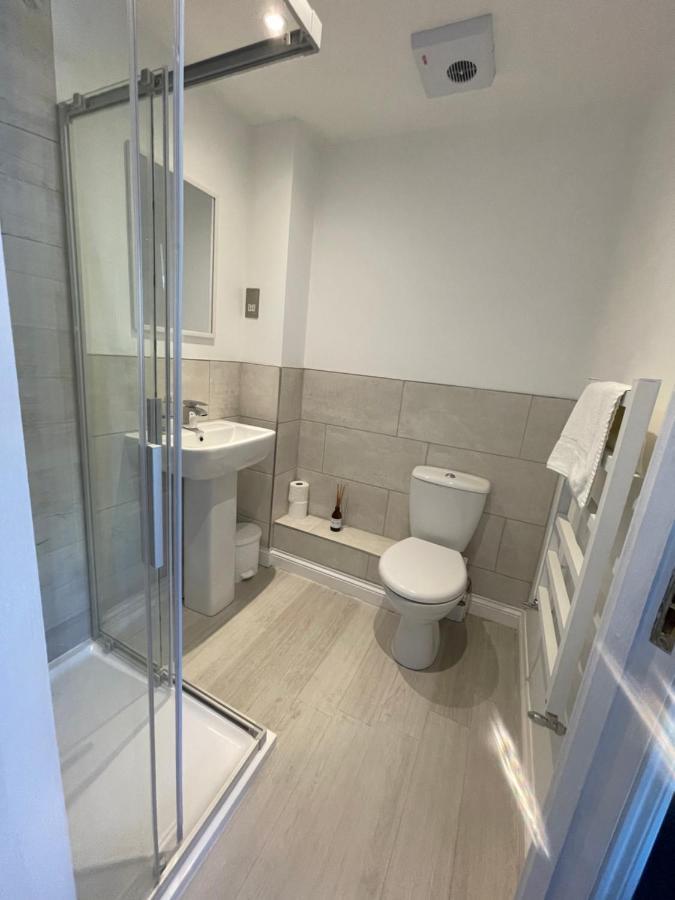 Beautiful Town House With Private Garden And Patio Villa Canford Magna ภายนอก รูปภาพ
