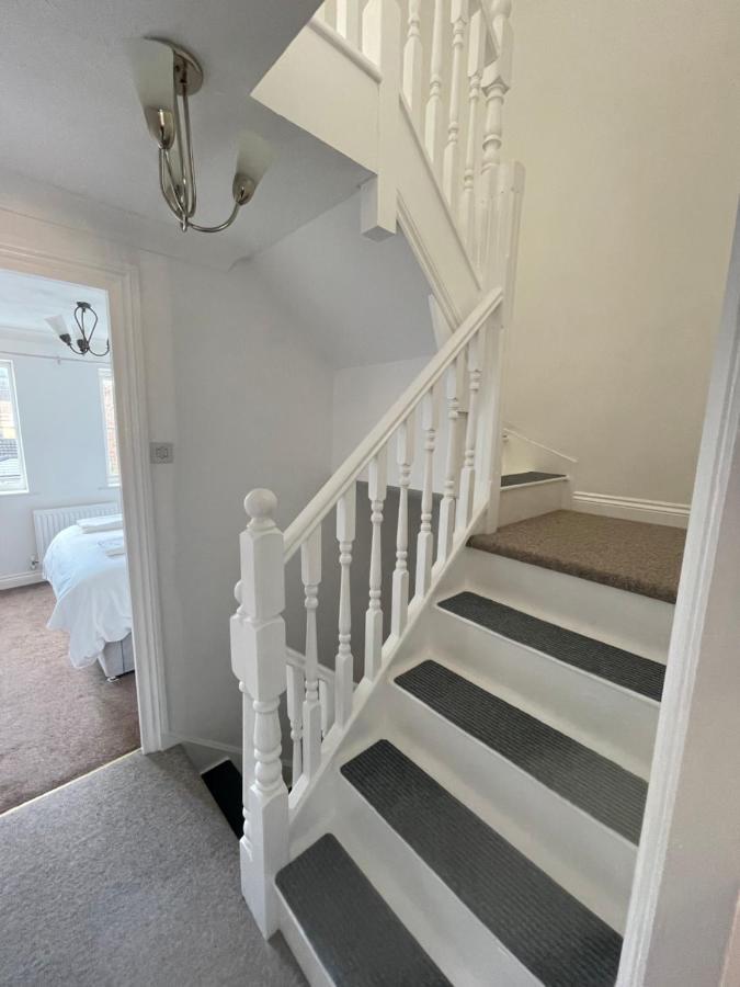 Beautiful Town House With Private Garden And Patio Villa Canford Magna ภายนอก รูปภาพ