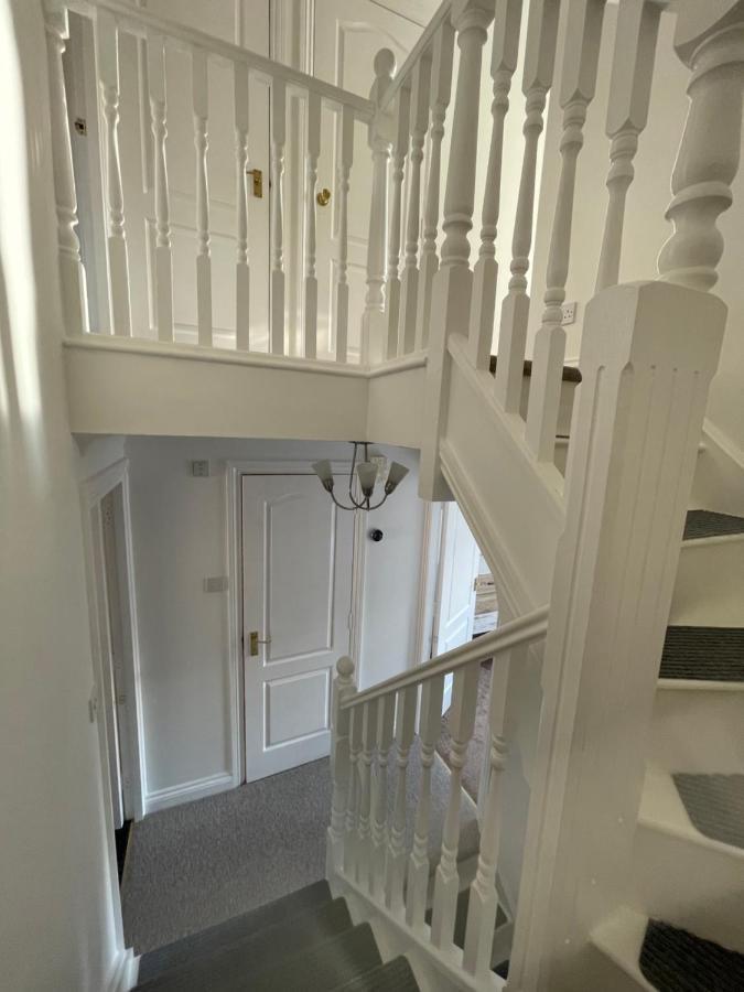 Beautiful Town House With Private Garden And Patio Villa Canford Magna ภายนอก รูปภาพ